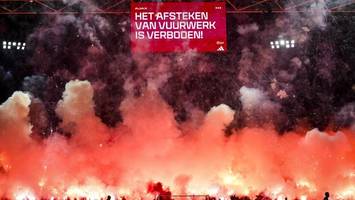 fans von ajax amsterdam erzwingen spielabbruch mit leuchtraketen