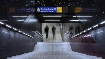 gesuchter exhibitionist verstört s-bahn-passagiere mitten am tag