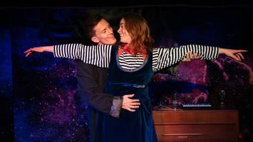 großes drama in hamburgs kleinstem theater – und das publikum jubelt