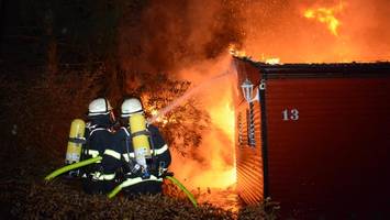 feuer in kleingartenverein: flammen schlagen meterhoch aus laube