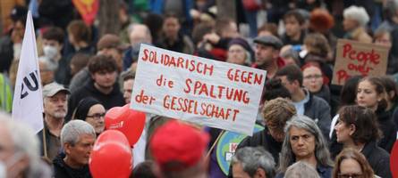 gräben überwinden: in „verbinden statt spalten“ beschreibt gilda sahebi die polarisierte welt