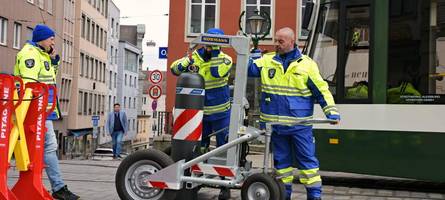 „Saumäßig anstrengend“: Reporterin packt beim Poller-Verschieben am Christkindlesmarkt mit an