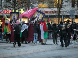 protest vor drag-lesung: ein glitzerkleid, ein paar kinderbücher und ganz viel aufregung