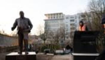 Aktion am Konrad-Adenauer-Haus: Aktivisten stellen Walter-Lübcke-Statue vor CDU-Zentrale auf