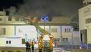 brände: millionenschaden bei großbrand in lagerkomplex