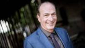 Dreharbeiten auf Bio-Hof: Schauspieler Herbert Knaup hat Spaß an Arbeit auf Bauernhof