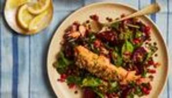 gebackene forelle mit granatapfelsalat: zwei mahlzeiten in einer