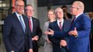 Kanzler-Besuch: Merz bekommt Adventskalender mit Thüringer Spezialitäten