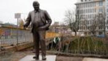 Konrad-Adenauer-Haus: Aktivisten stellen Statue von Walter Lübcke vor CDU-Parteizentrale auf