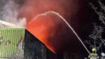 plastik fängt feuer: brand in industriegebiet - warnung vor ruß in der luft