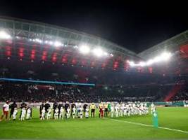 fußball tritt in hintergrund: magdeburg-fan stirbt während dfb-pokalspiel in leipzig