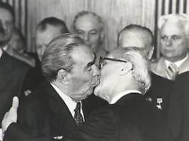 sein foto wurde ikonisch: der mann hinter dem bruderkuss - régis bossu ist gestorben