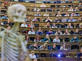 Training für angehende Chirurgen: Warum eine Firma Leichen die Knochen bricht