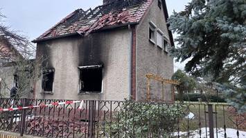 nach tragischem hausbrand: eine straße im schockzustand