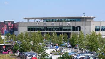 tesla zahlt den beschäftigten in brandenburg mehr gehalt