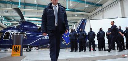 alexander dobrindt besucht spezialeinheit: die große drohnen-show