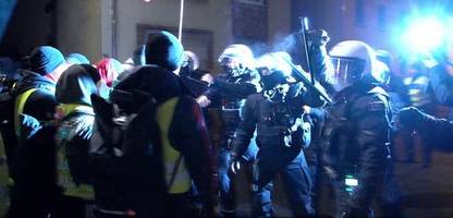 Straßenblockaden, Tränengas und fliegende Flaschen: Anti-AfD-Proteste in Gießen - SPIEGEL TV