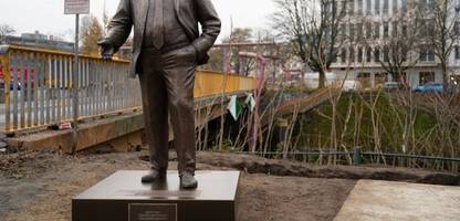 Zentrum für Politische Schönheit: Lebensgroße Statue von Walter Lübcke vor dem Konrad-Adenauer-Haus