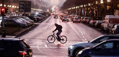 embargo: forscherin entwickelt neues warngeräusch für leise elektrofahrzeuge