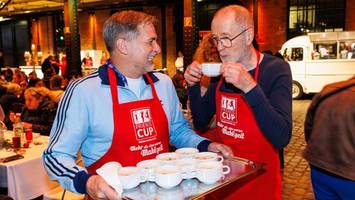 „ihr gehört zu hamburg“: prominente servieren bedürftigen ein festmahl