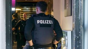 Polizei findet Falltür in Shishabar – aus dem Keller kommen neun Männer