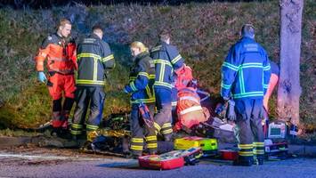 Schwerer Unfall auf Friedrich-Ebert-Damm: Motorradfahrer in Lebensgefahr