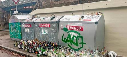 Ein Flaschenmeer am Bahnof Morellstraße