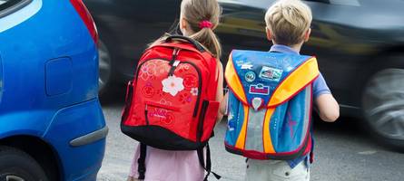 Mann spricht in Augsburg zwei Kinder an und will sie in Auto locken