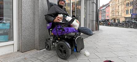 „ich bettle ja nicht, ich singe“: deshalb singt „rolli“ in der fußgängerzone gegen die kälte an