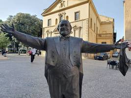 Wirbel um Statue: High Five mit Pavarotti