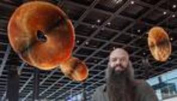 Kunst am Check-In: Kunst am Airport: Installation schwebt im Terminal 3