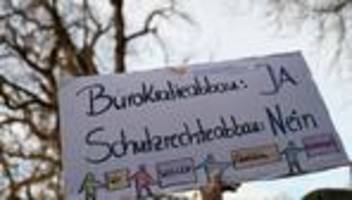 Pflege: Werden Bedürftige allein gelassen? Protest gegen Gesetz