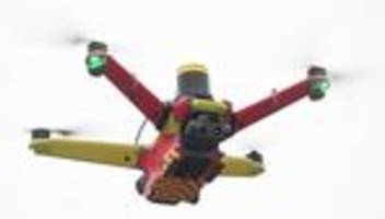 Rettungseinsätze: Mit Fallschirm und Kameras: Drohnen als Vorhut der Feuerwehr