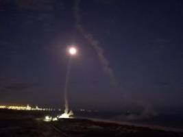 schutz vor langstreckenraketen: pistorius spannt luftabwehrschirm arrow-3 auf