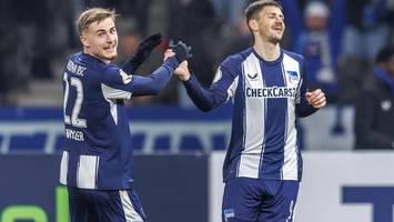 Alberne Aktion: Herthas Kownacki nimmt Lautern-Profi den Taktik-Zettel weg