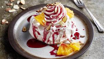 Lebkuchen-Pavlova mit Glühweinsirup