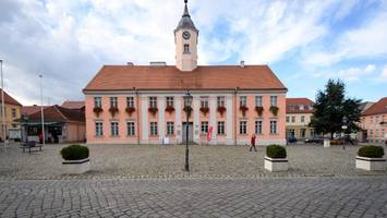 Zehdenicks Bürgermeister droht Abwahl, kassiert aber weiter Gehalt