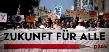 Berlin: Bundesregierung warnt vor sozialen Spannungen durch Klimapolitik