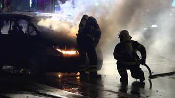 auto fängt in der city während der fahrt feuer – fahrer verschwunden