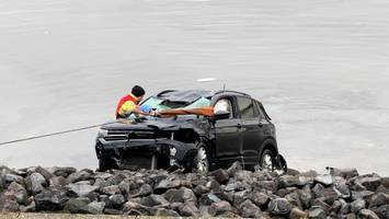 Autofahrer rollt mit Kleinwagen in die Elbe – und versinkt im Wasser