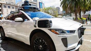chaos bei festnahme in los angeles: polizei brüllt fahrerloses waymo-auto an