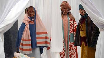 posse um krippe mit gesichtslosen figuren – deutsche künstlerin wehrt sich