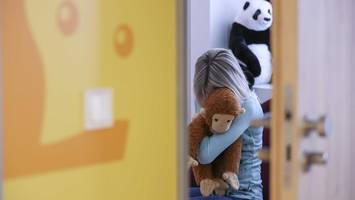 schweigen, wegsehen, versagen: wenn schulen zum risiko für kinder werden