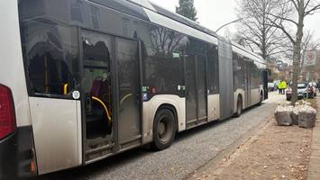 Radfahrer (17) schwebt nach Zusammenstoß mit Bus in Lebensgefahr