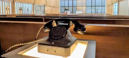 warum in dieser kirche hunderte menschen in ein altes telefon sprechen