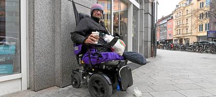 „Ich bettle ja nicht, ich singe“: Deshalb singt „Rolli“ in der Fußgängerzone gegen die Kälte an