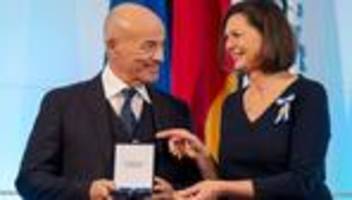 ehrung: Über 40 verfassungsorden für prominente und bürger