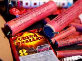 Halbe Tonne Pyrotechnik gekauft  : Polizei erwischt zwei Männer mit 1500 Silvesterböllern im Wagen