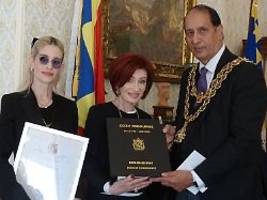 kelly und sharon unter tränen: familie nimmt ehrenpreis für ozzy osbourne entgegen