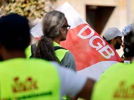 Viele arbeiten länger: Studie: Mehrheit der Deutschen wünscht sich kürzere Arbeitszeiten